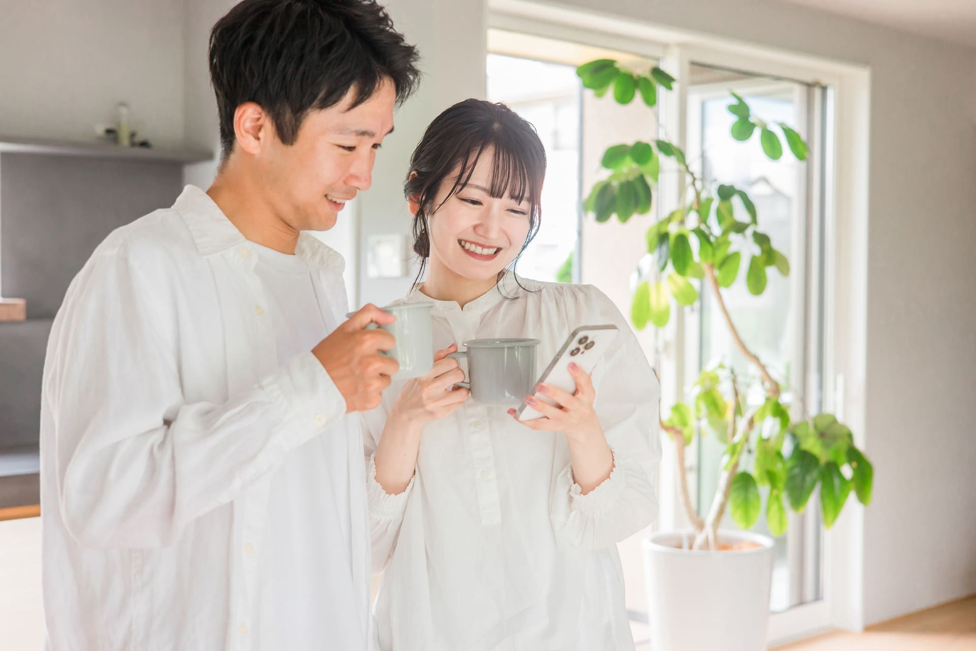 WEBまたは電話で予約を申し込む様子