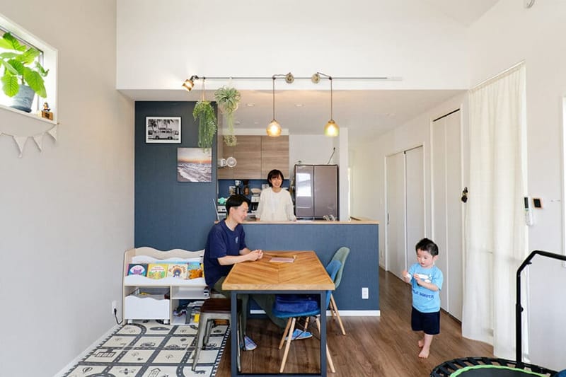 家族で食事を楽しむ風景