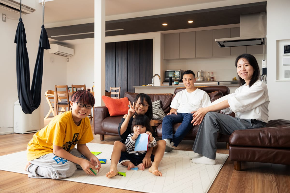 家族で食事を楽しむ風景