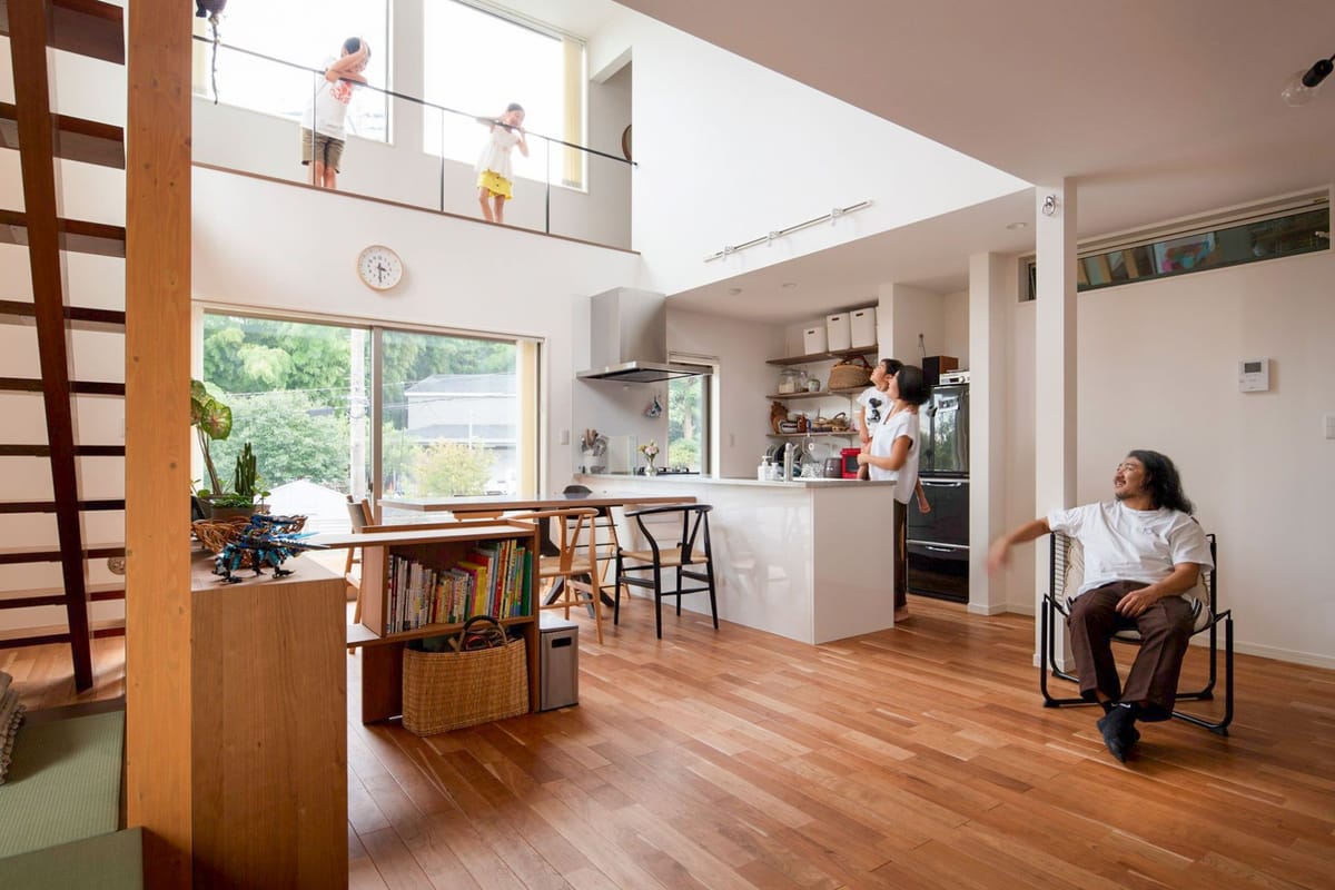 家族で食事を楽しむ風景