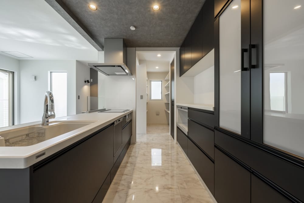 水回り用フローリングを施工したキッチンの様子