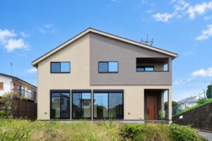 大きな窓が並ぶ切妻屋根の外観